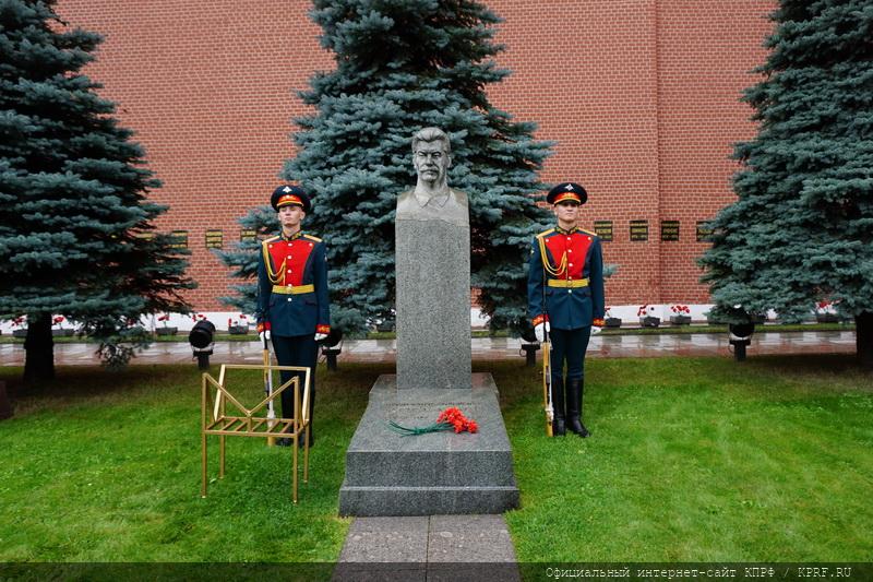 В Москве коммунисты во главе с Г.А. Зюгановым отметили День Победы над милитаристской Японией и окончания Второй мировой войны