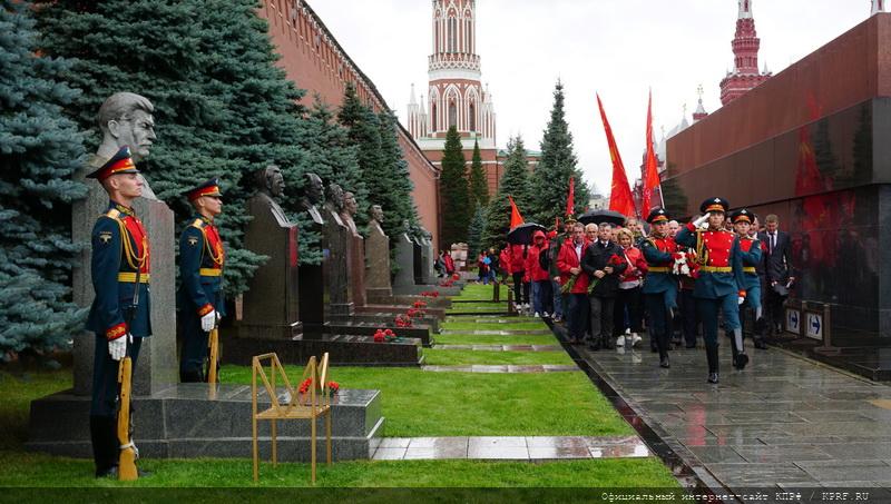 В Москве коммунисты во главе с Г.А. Зюгановым отметили День Победы над милитаристской Японией и окончания Второй мировой войны
