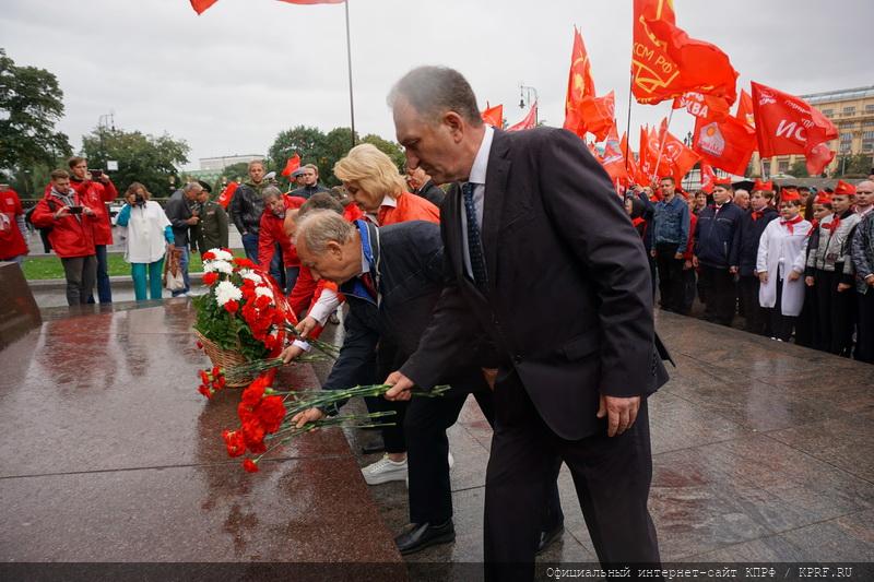В Москве коммунисты во главе с Г.А. Зюгановым отметили День Победы над милитаристской Японией и окончания Второй мировой войны