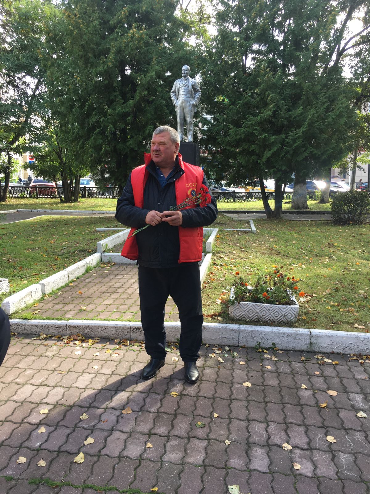 В день города Чехов, коммунисты возложили цветы к памятнику В.И. Ленина