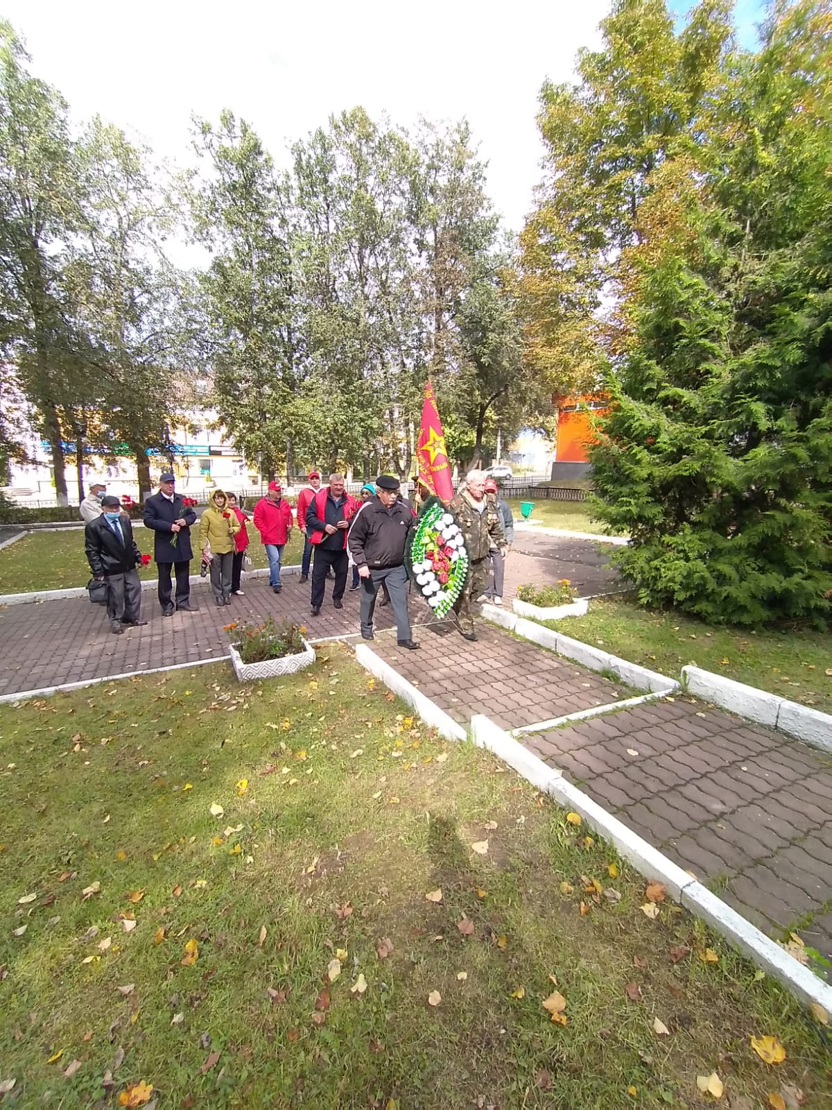 В день города Чехов, коммунисты возложили цветы к памятнику В.И. Ленина