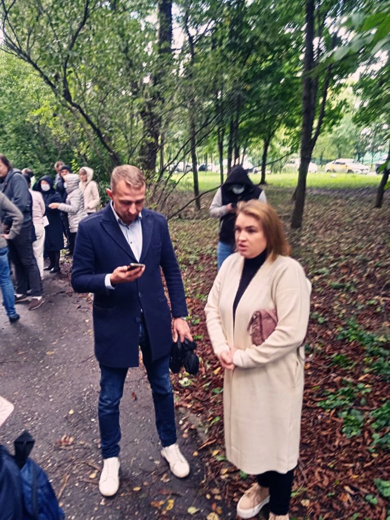 Кандидат в депутаты Московской областной Думы - Петрова Светлана по приглашению жителей выехала в сквер у дома по пр.Королева, 2б