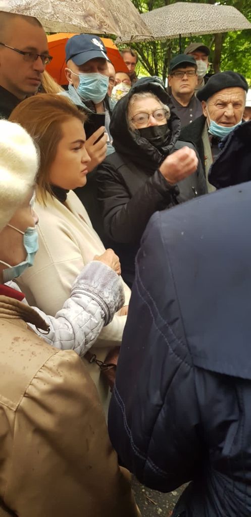 Кандидат в депутаты Московской областной Думы - Петрова Светлана по приглашению жителей выехала в сквер у дома по пр.Королева, 2б