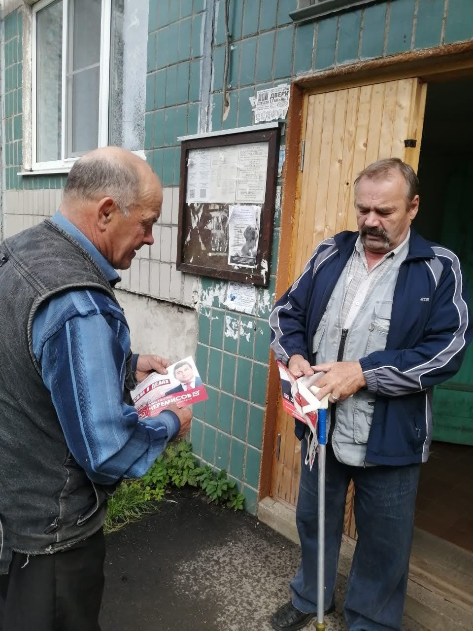 Лотошино краснеет агитматериалами