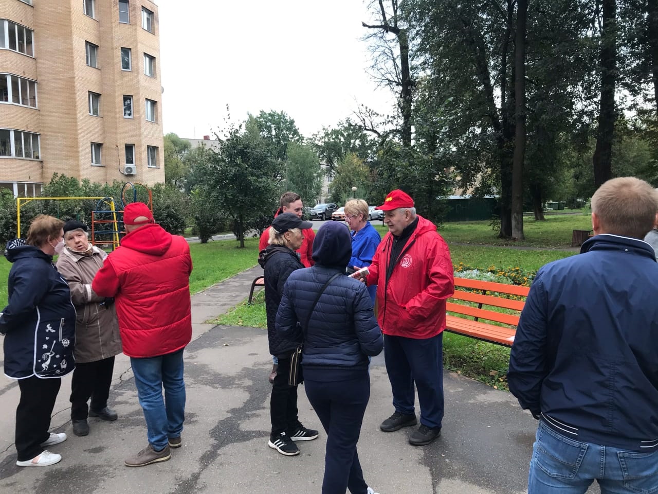 В микрорайоне Ново-Никольское состоялась встреча членов КПРФ с жителями