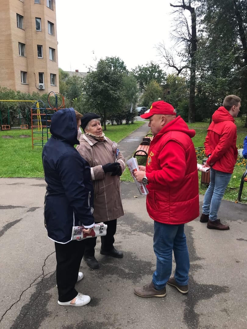 В микрорайоне Ново-Никольское состоялась встреча членов КПРФ с жителями
