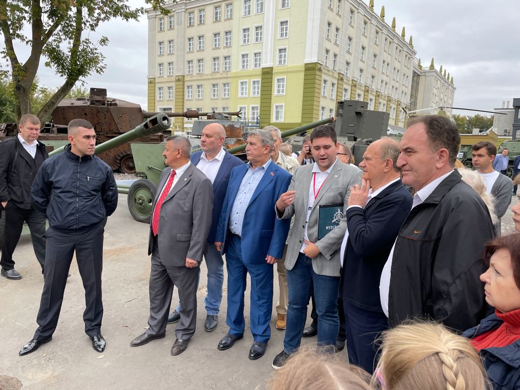 Начался визит Председателя ЦК КПРФ Г.А. Зюганова в Музей техники Вадима Задорожного, в п. Архангельское г.о. Красногорск
