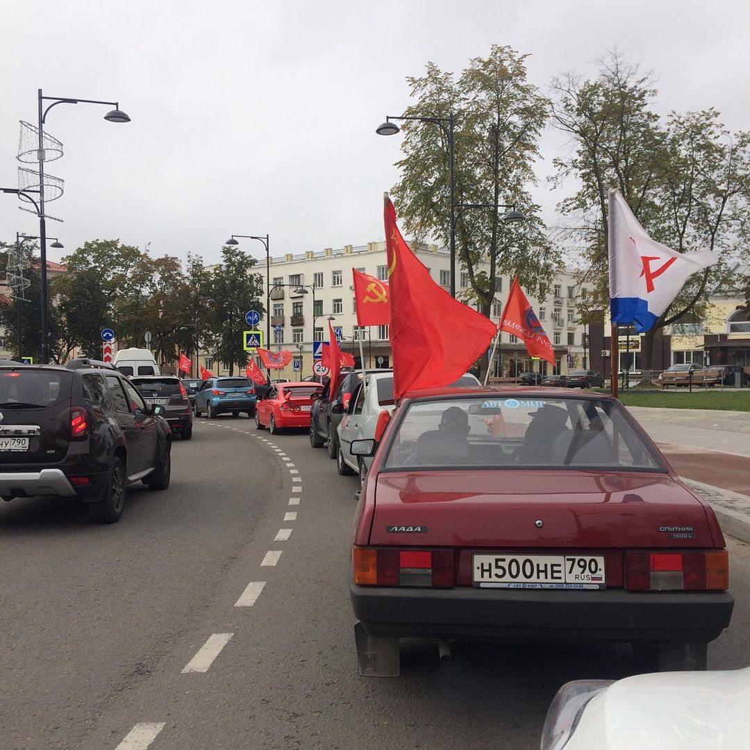 Чеховские коммунисты провели автопробег за Александра Наумова и за Андрея Черепенникова