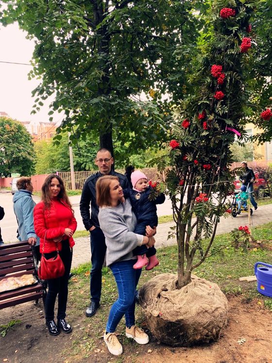 Кандидат коммунист Петрова Светлана приняла участие в посадке рябин в Рябиновом сквере в Королёве!!!