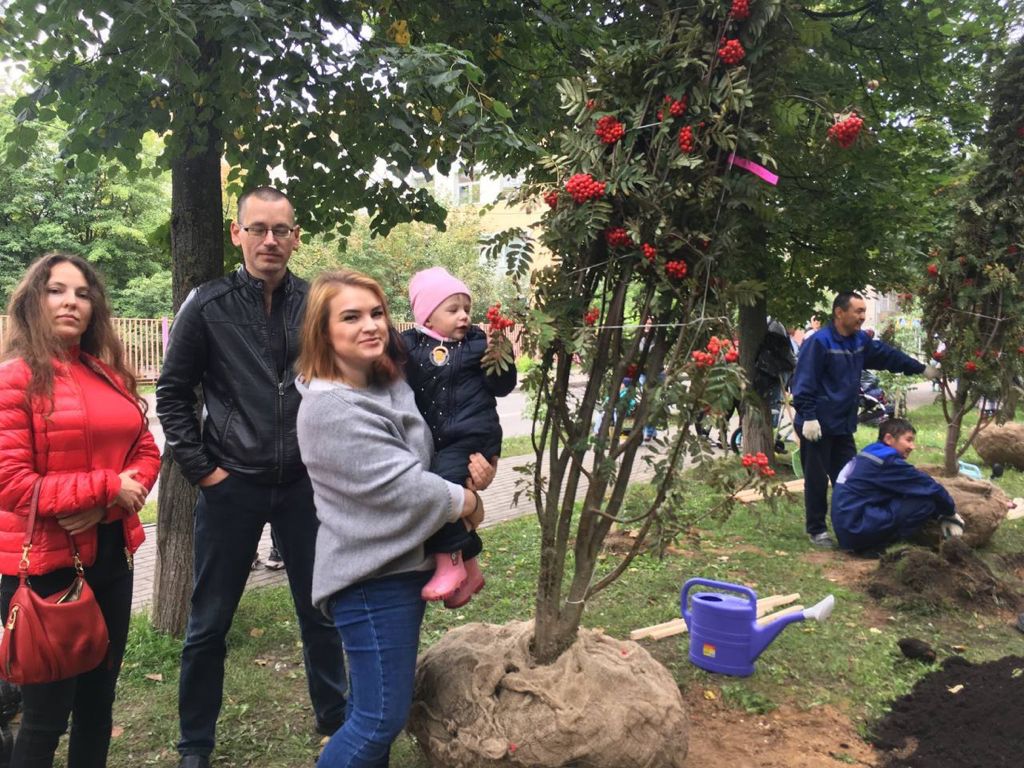 Кандидат коммунист Петрова Светлана приняла участие в посадке рябин в Рябиновом сквере в Королёве!!!