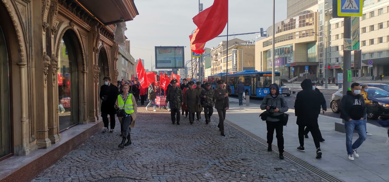 Пепел павших на тех баррикадах пусть всегда в нашем сердце стучит!