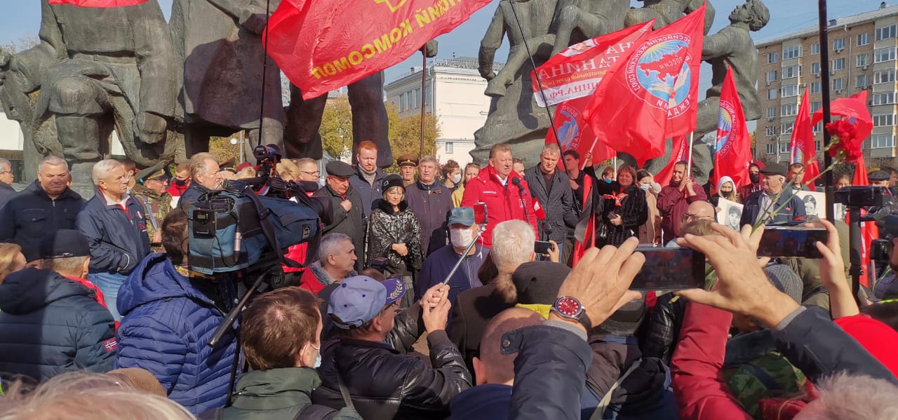 Пепел павших на тех баррикадах пусть всегда в нашем сердце стучит!