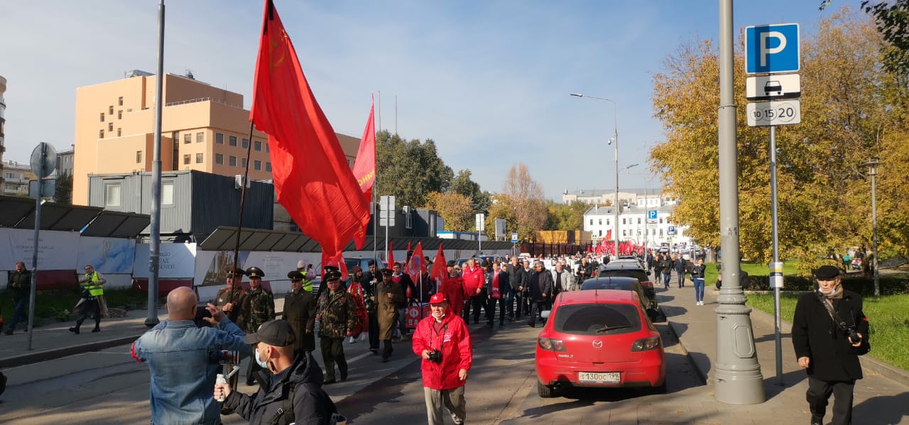 Пепел павших на тех баррикадах пусть всегда в нашем сердце стучит!