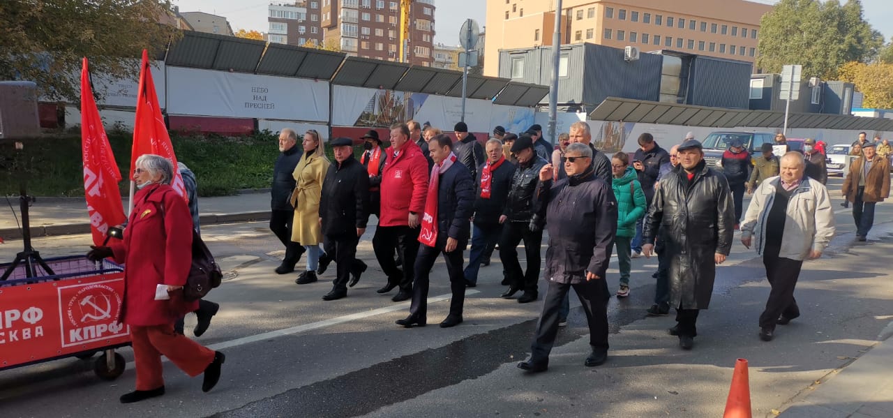 Пепел павших на тех баррикадах пусть всегда в нашем сердце стучит!