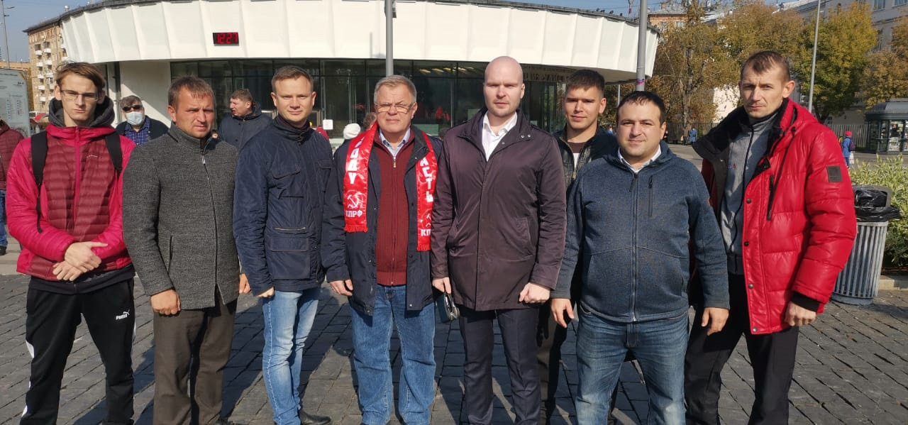 Пепел павших на тех баррикадах пусть всегда в нашем сердце стучит!