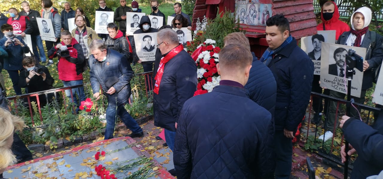 Пепел павших на тех баррикадах пусть всегда в нашем сердце стучит!