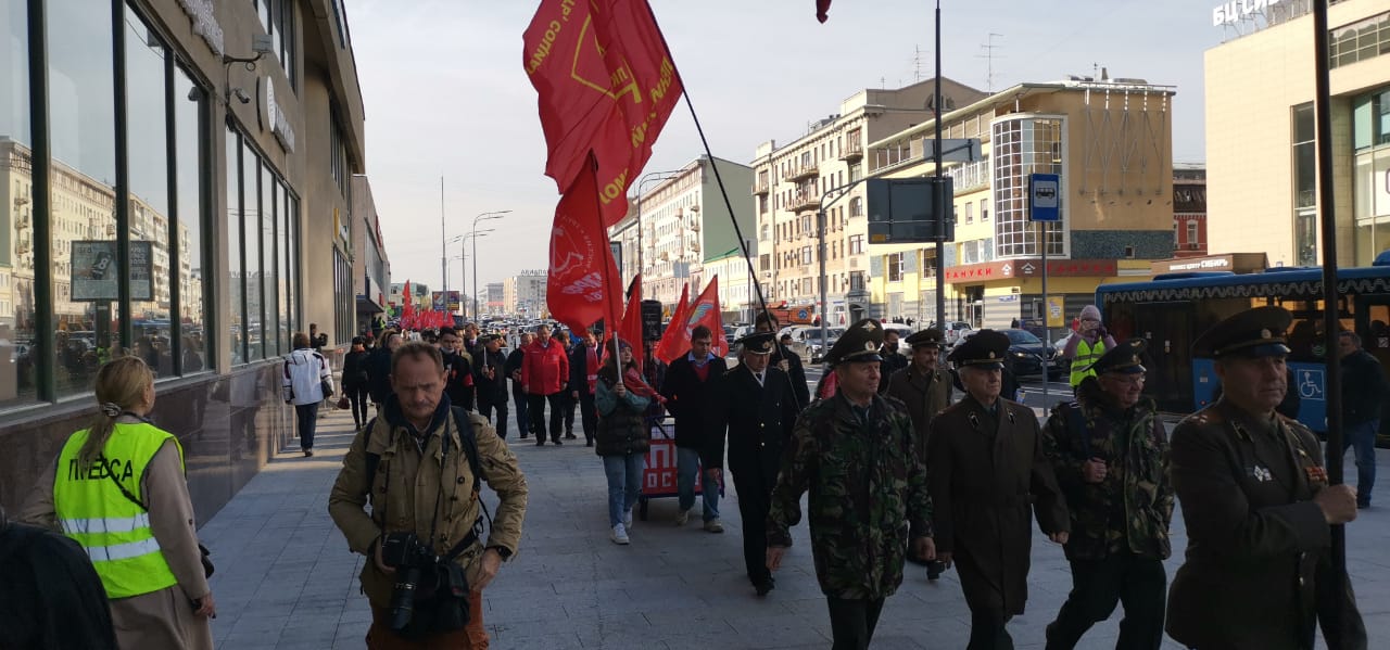 Пепел павших на тех баррикадах пусть всегда в нашем сердце стучит!
