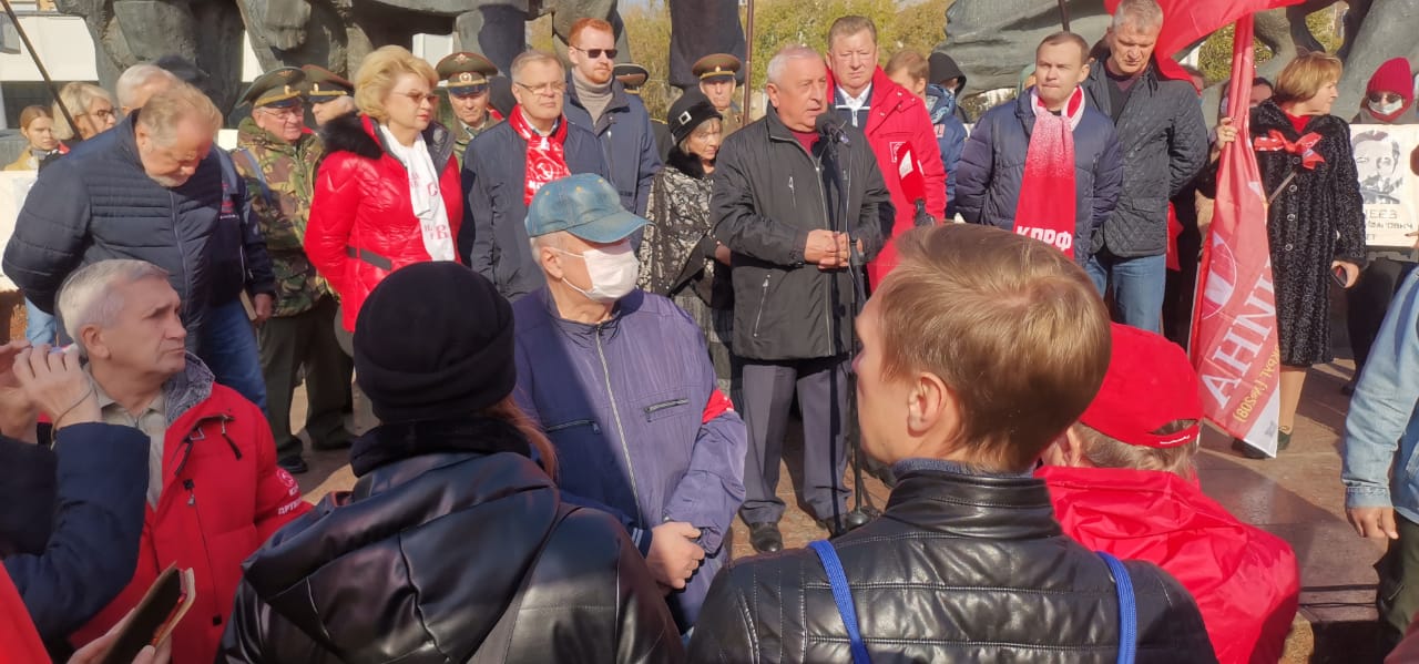 Пепел павших на тех баррикадах пусть всегда в нашем сердце стучит!