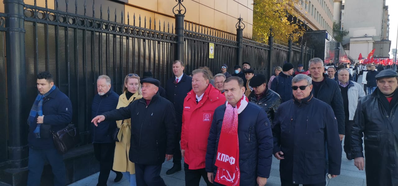 Пепел павших на тех баррикадах пусть всегда в нашем сердце стучит!