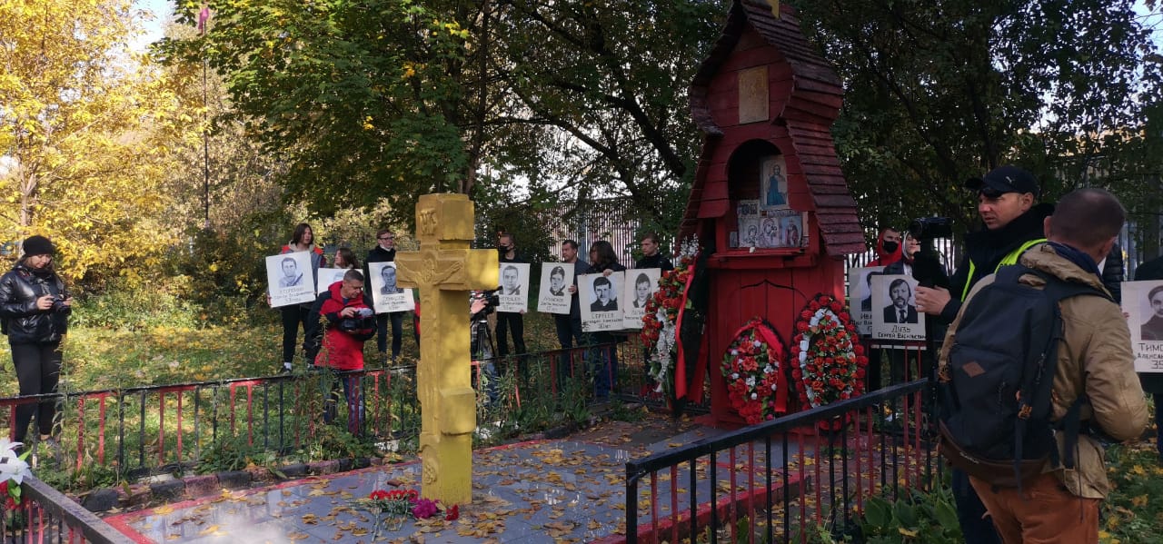 Пепел павших на тех баррикадах пусть всегда в нашем сердце стучит!