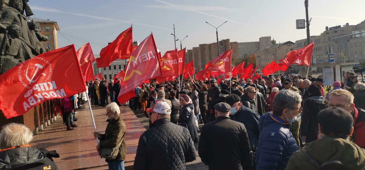 Пепел павших на тех баррикадах пусть всегда в нашем сердце стучит!