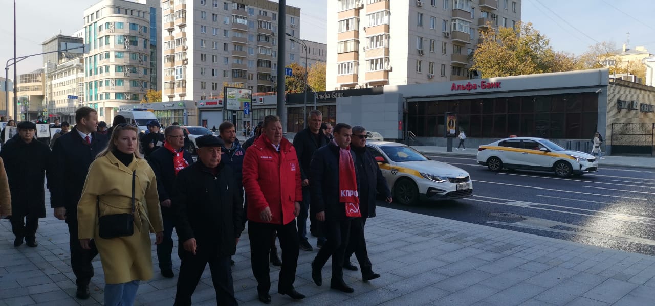 Пепел павших на тех баррикадах пусть всегда в нашем сердце стучит!