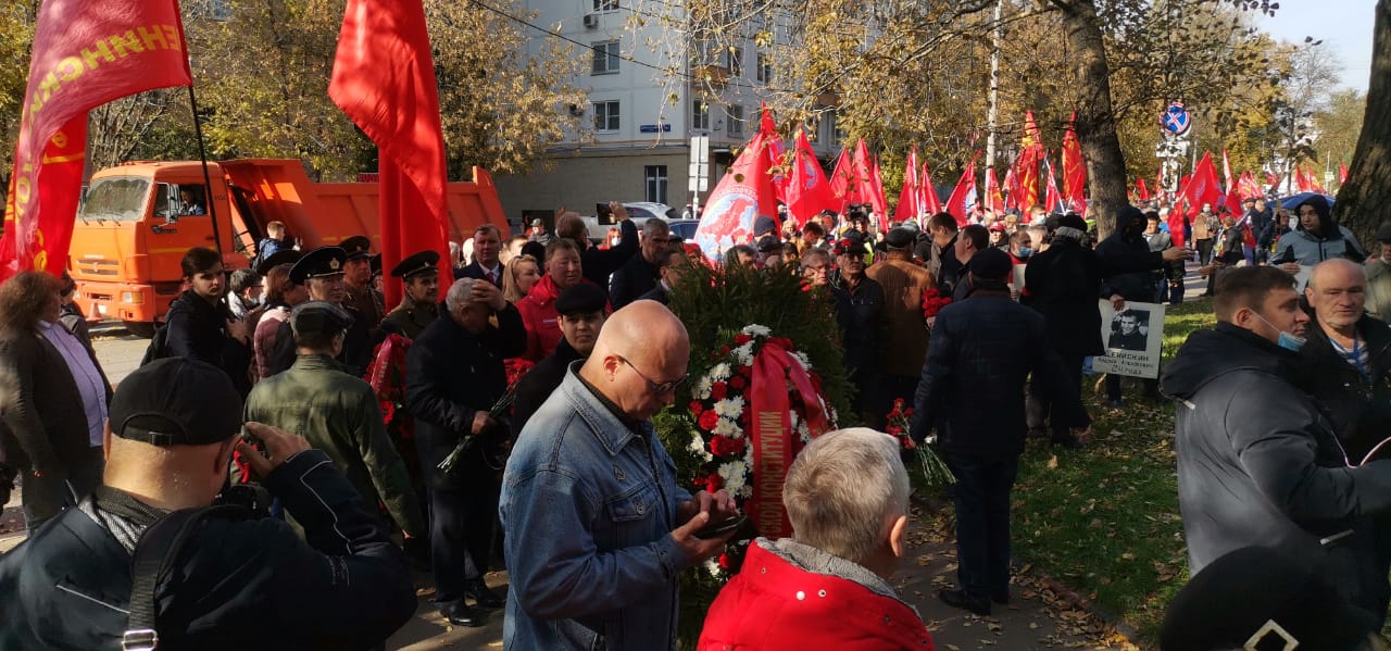 Пепел павших на тех баррикадах пусть всегда в нашем сердце стучит!
