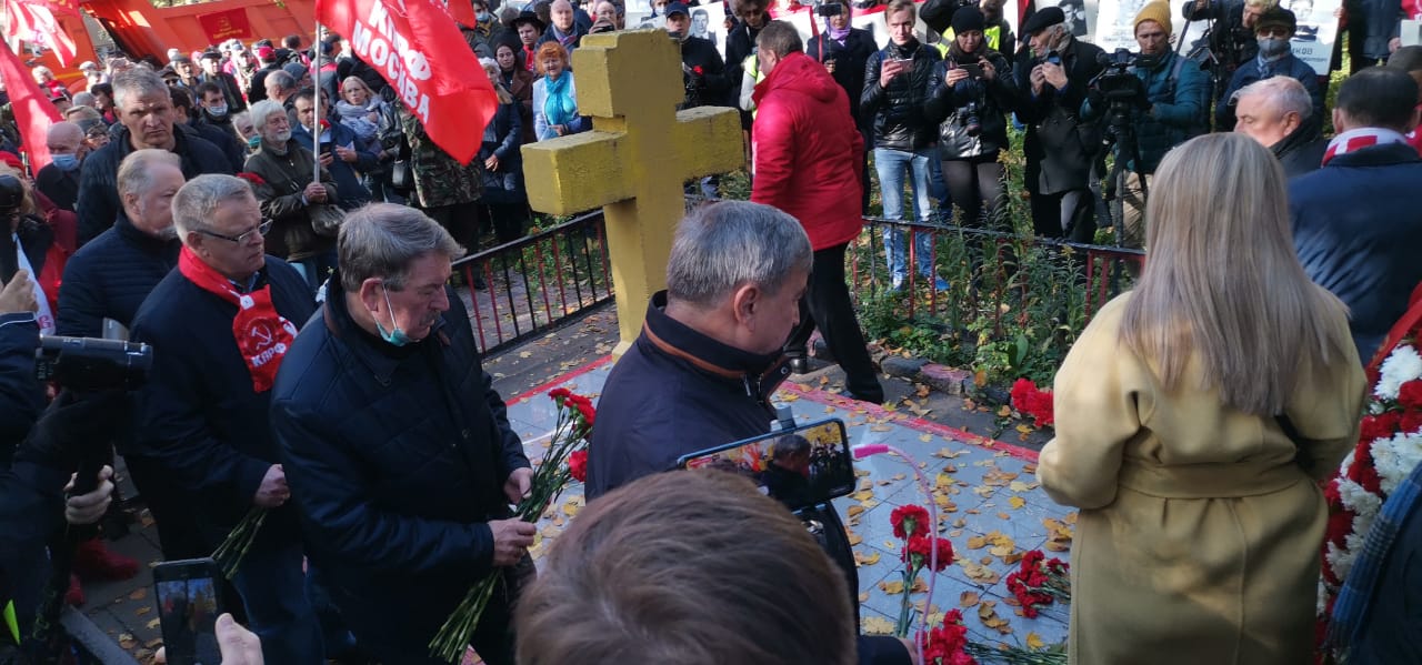 Пепел павших на тех баррикадах пусть всегда в нашем сердце стучит!