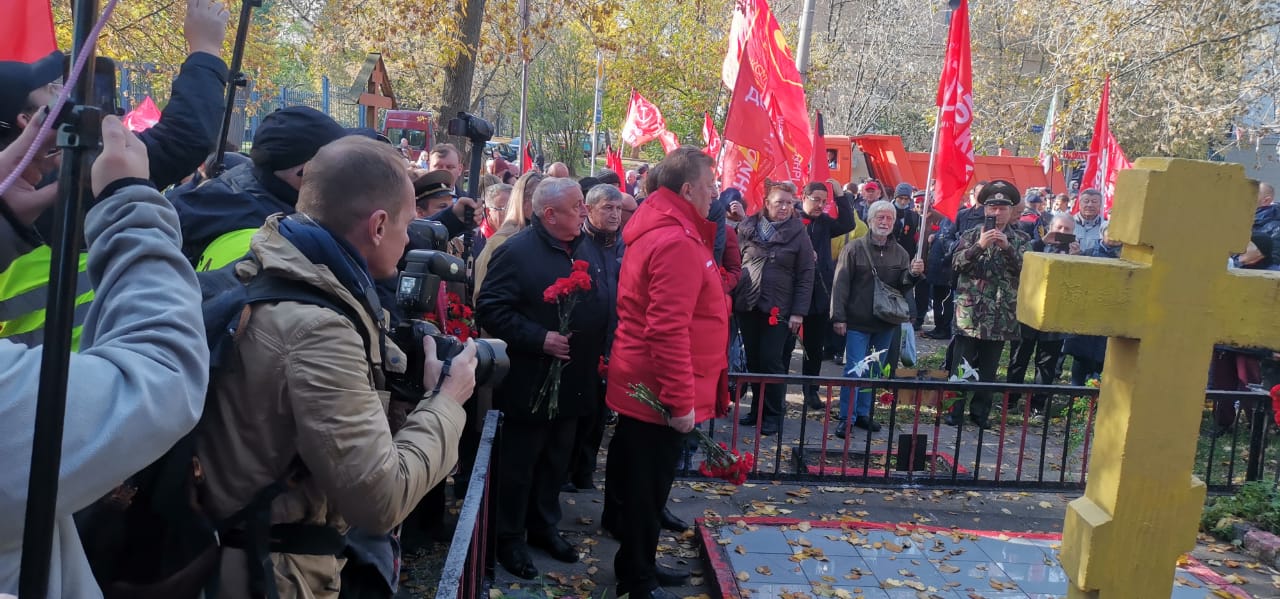Пепел павших на тех баррикадах пусть всегда в нашем сердце стучит!