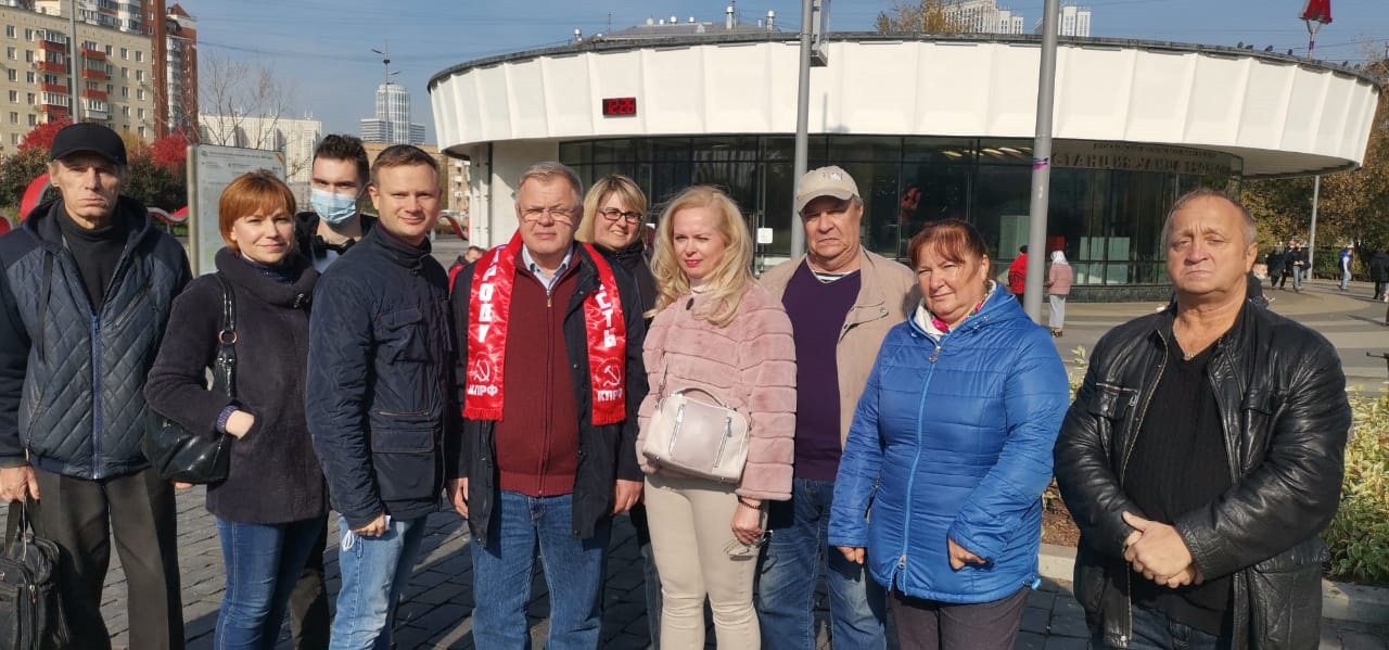 Пепел павших на тех баррикадах пусть всегда в нашем сердце стучит!