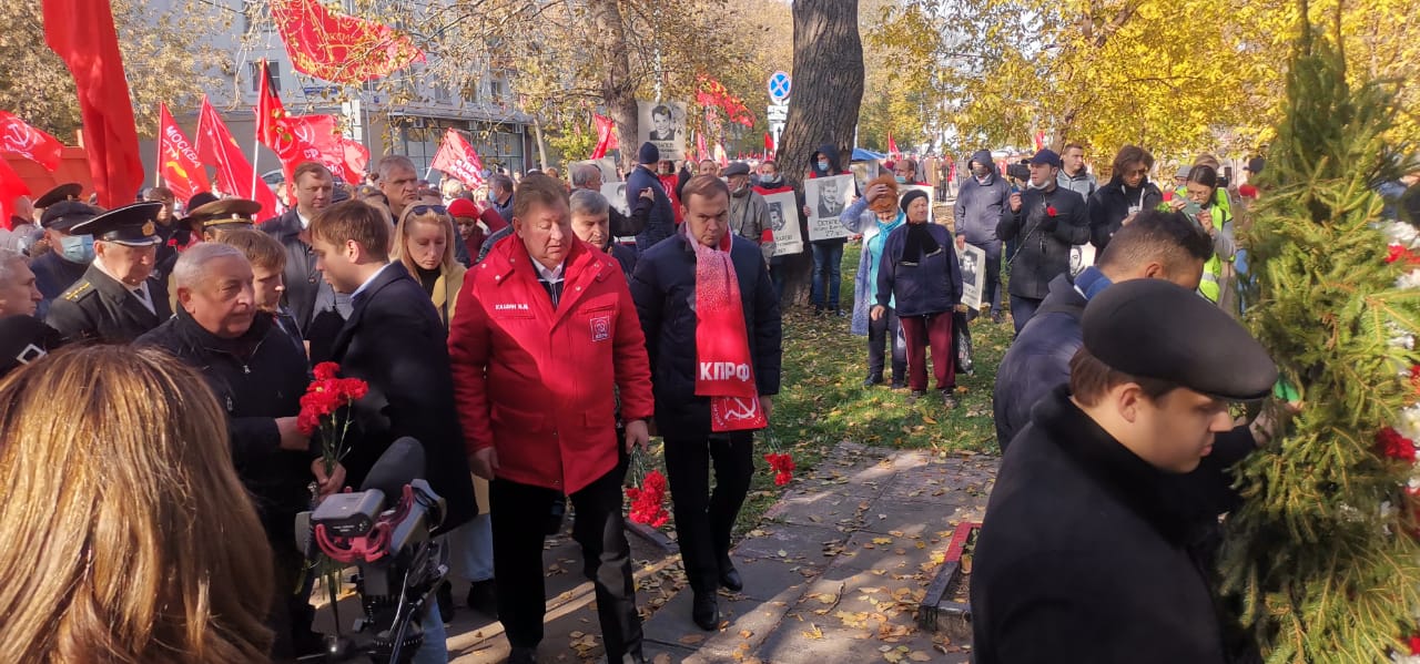 Пепел павших на тех баррикадах пусть всегда в нашем сердце стучит!