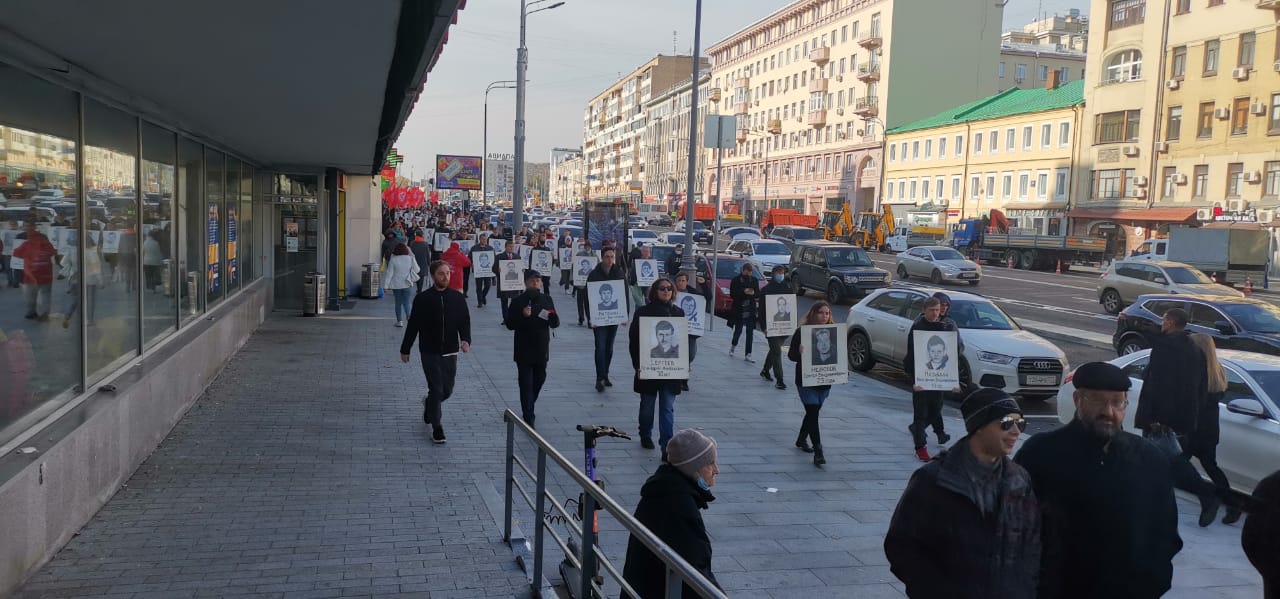 Пепел павших на тех баррикадах пусть всегда в нашем сердце стучит!