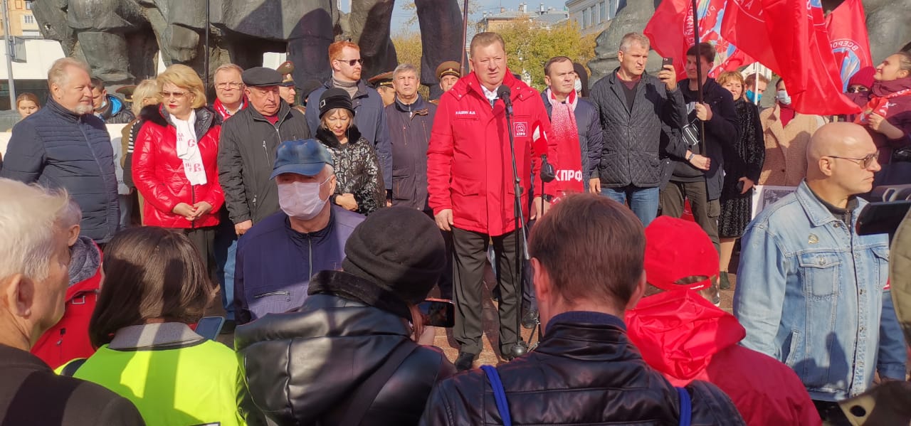 Пепел павших на тех баррикадах пусть всегда в нашем сердце стучит!