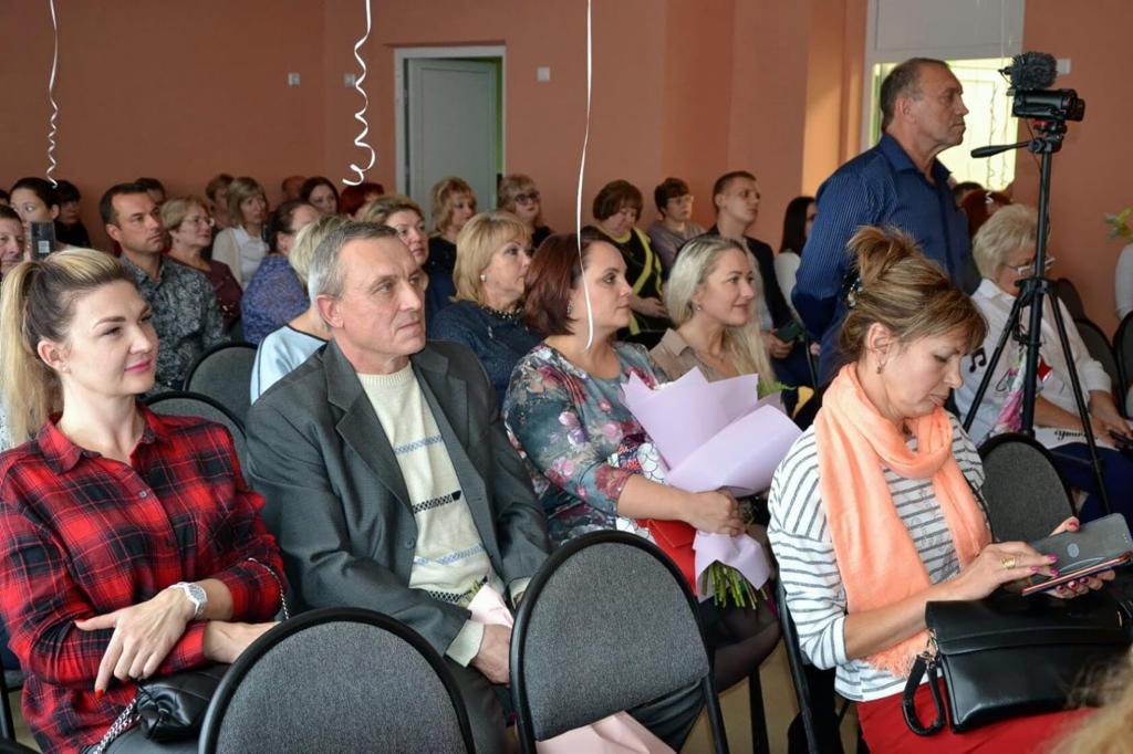 Депутат-коммунист Андрей Таранец поздравил Емельяновскую среднюю школу с 30-ти летием