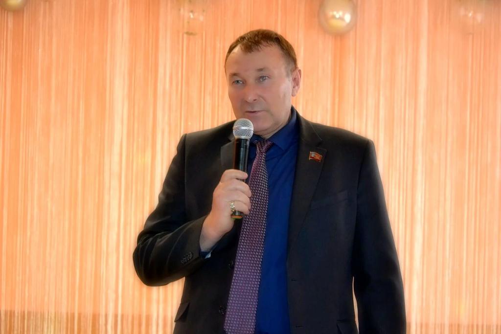 Депутат-коммунист Андрей Таранец поздравил Емельяновскую среднюю школу с 30-ти летием