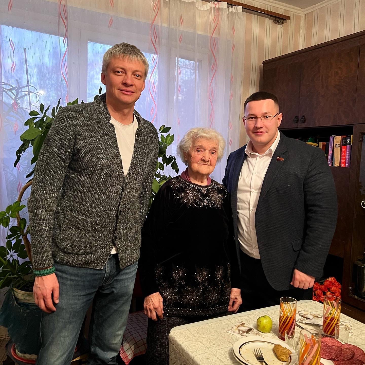 Депутат-коммунист Марк Черемисов поздравил ветерана ВОВ с 96-летием