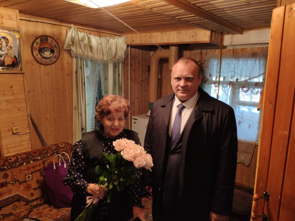 Член фракции КПРФ Олег Зверев поздравил с юбилеем жительницу микрорайона Пехра-Покровское
