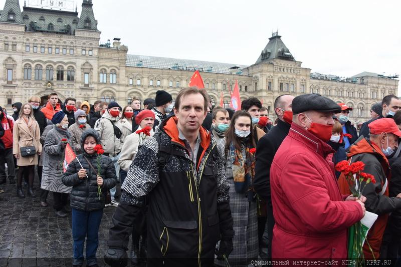 В честь 103-й годовщины со Дня рождения ВЛКСМ коммунисты возложили венки к Мавзолею В.И. Ленина