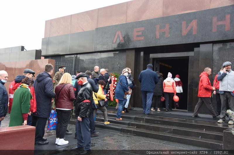 В честь 103-й годовщины со Дня рождения ВЛКСМ коммунисты возложили венки к Мавзолею В.И. Ленина