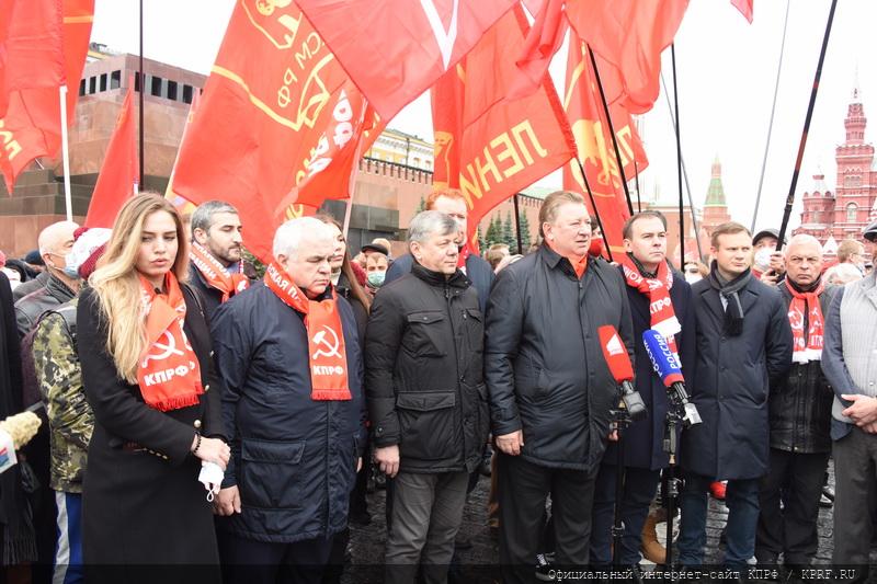 В честь 103-й годовщины со Дня рождения ВЛКСМ коммунисты возложили венки к Мавзолею В.И. Ленина