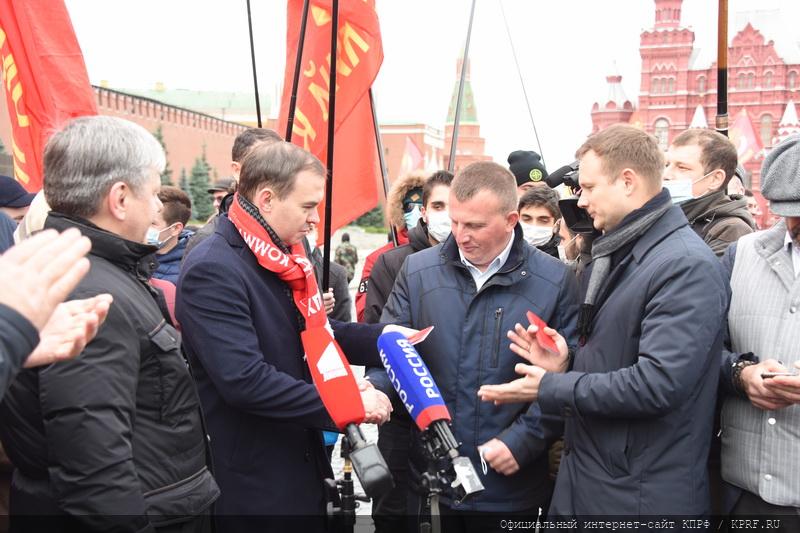 В честь 103-й годовщины со Дня рождения ВЛКСМ коммунисты возложили венки к Мавзолею В.И. Ленина