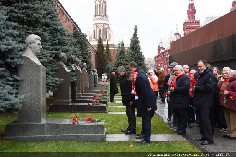 В честь 103-й годовщины со Дня рождения ВЛКСМ коммунисты возложили венки к Мавзолею В.И. Ленина