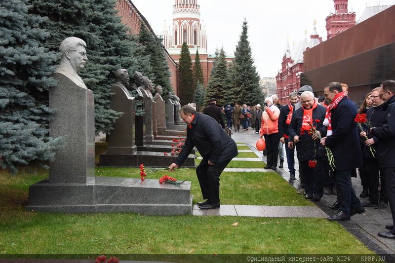 В честь 103-й годовщины со Дня рождения ВЛКСМ коммунисты возложили венки к Мавзолею В.И. Ленина