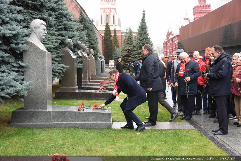 В честь 103-й годовщины со Дня рождения ВЛКСМ коммунисты возложили венки к Мавзолею В.И. Ленина