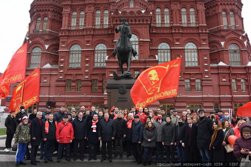 В честь 103-й годовщины со Дня рождения ВЛКСМ коммунисты возложили венки к Мавзолею В.И. Ленина