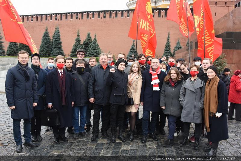 В честь 103-й годовщины со Дня рождения ВЛКСМ коммунисты возложили венки к Мавзолею В.И. Ленина