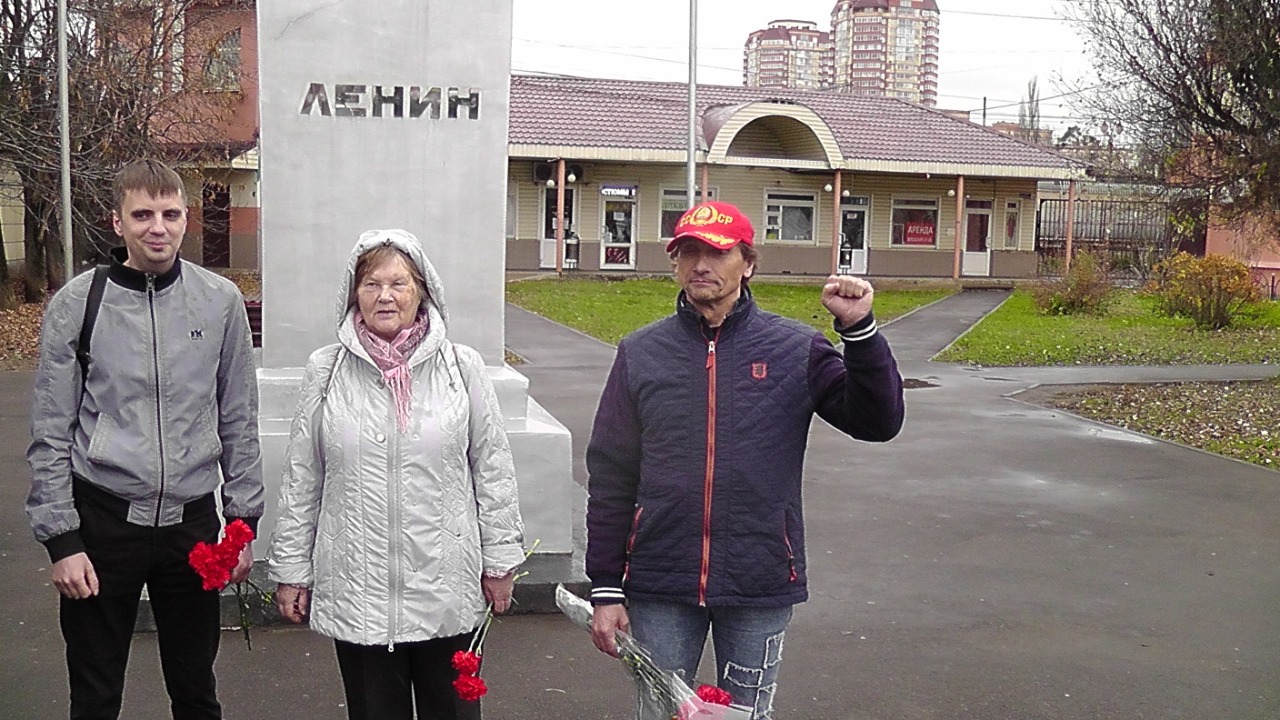 Цветы Ильичу в день рождения Комсомола