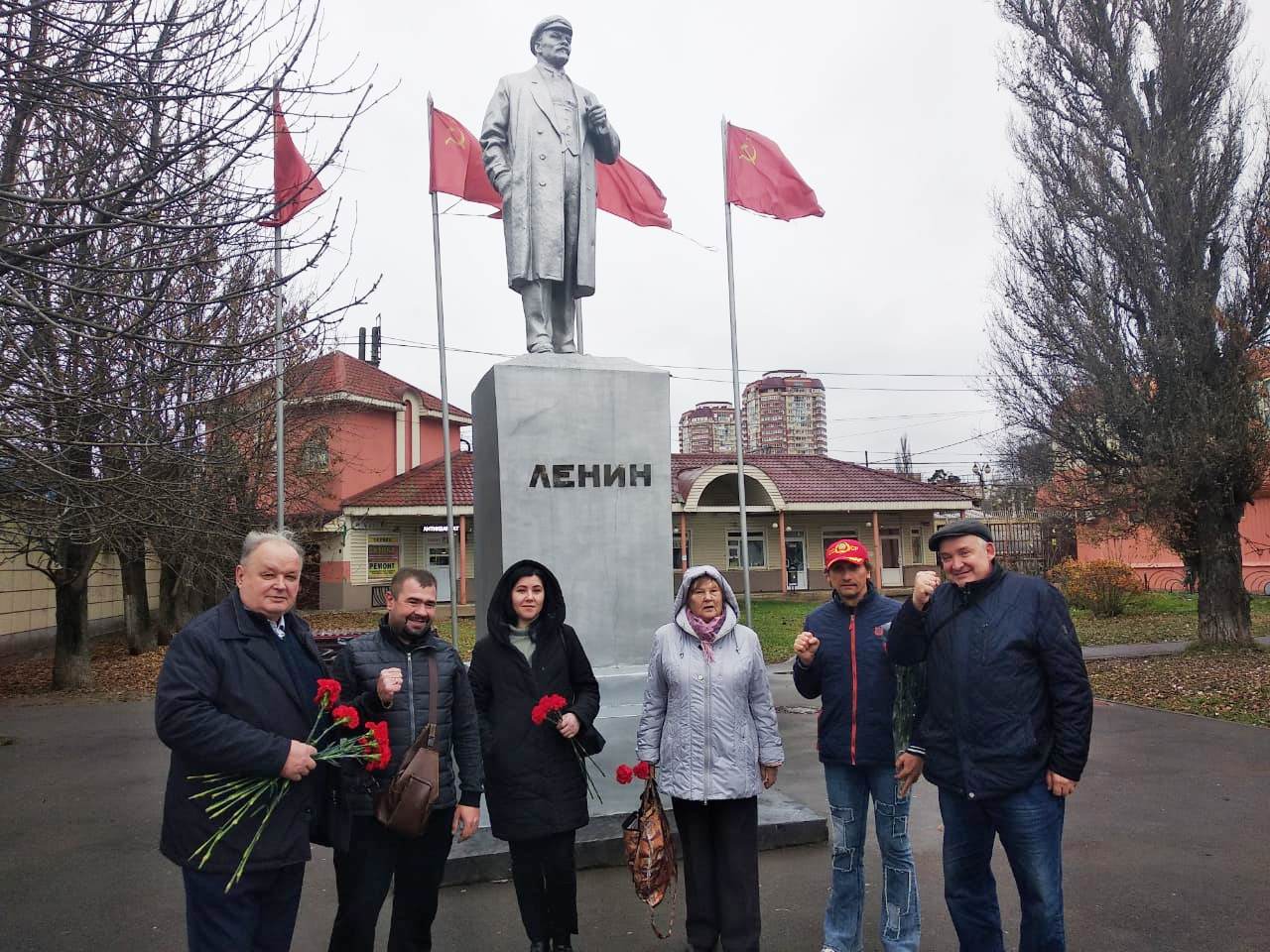 Цветы Ильичу в день рождения Комсомола