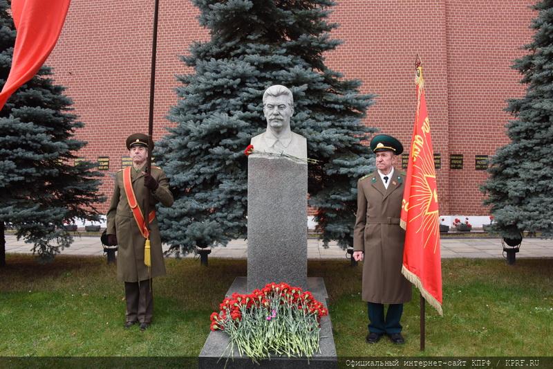 Великому Октябрю 1917 года - Слава!