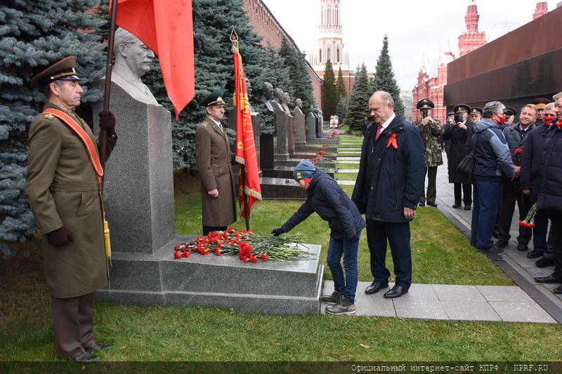 Великому Октябрю 1917 года - Слава!